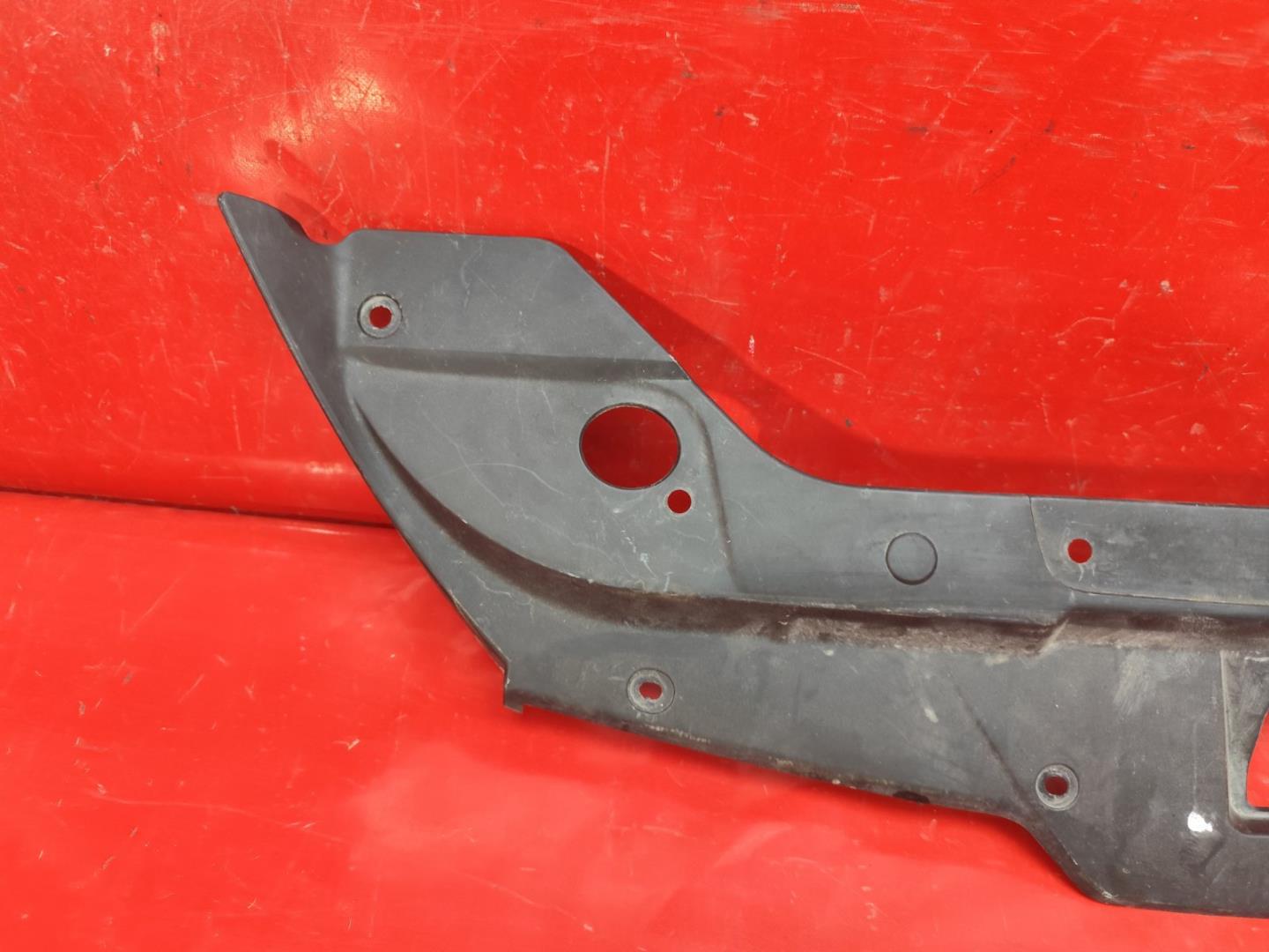 Кожух замка капота