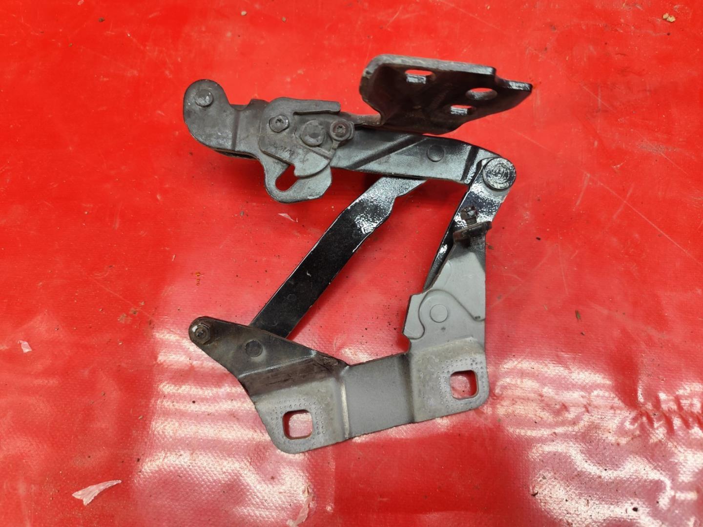 Петля капота