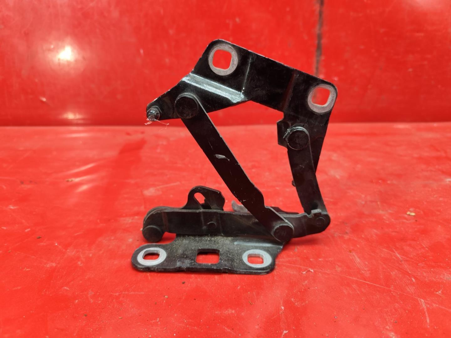 Петля капота