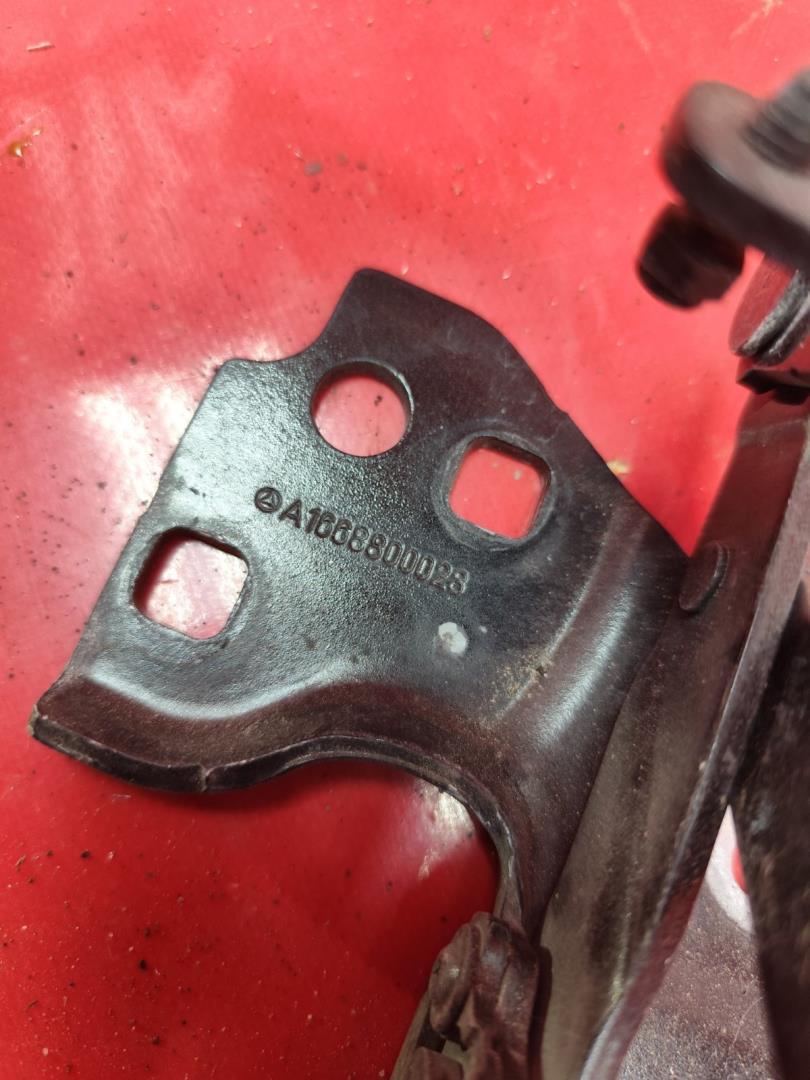 Петля капота