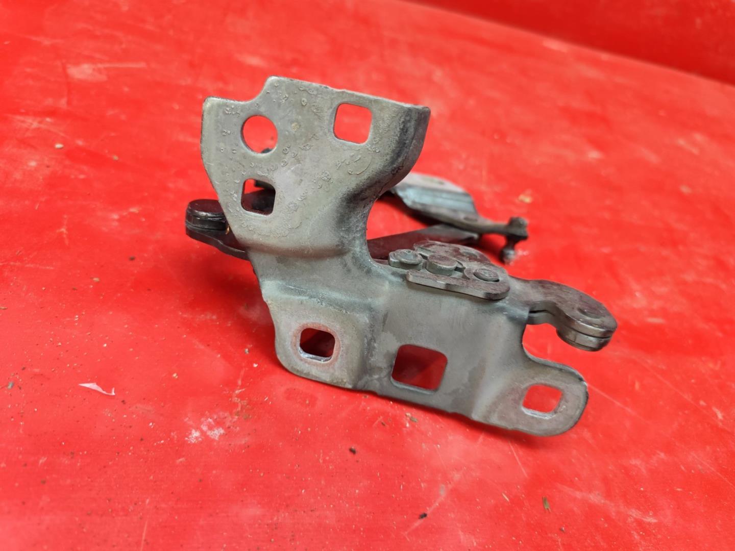 Петля капота