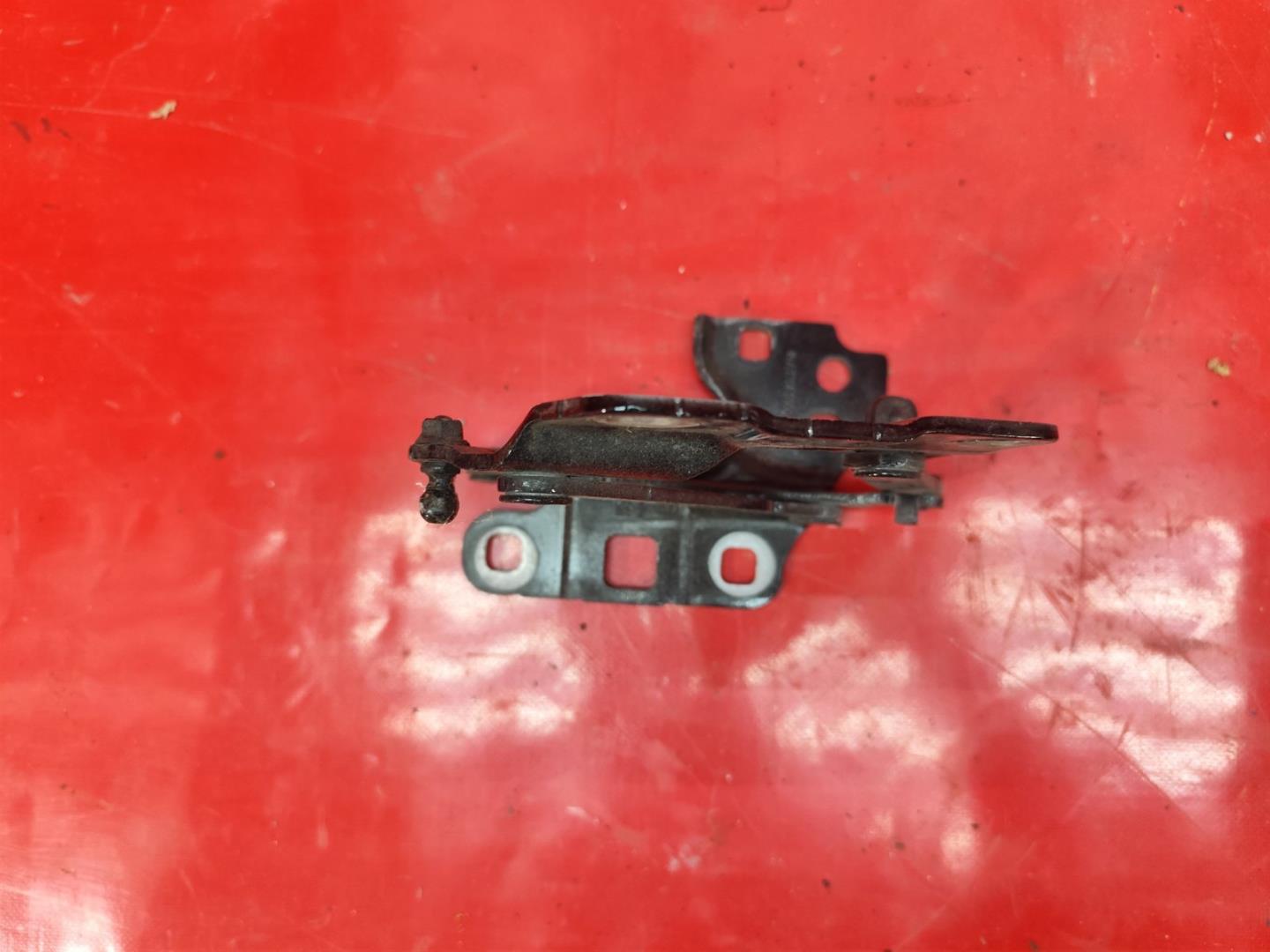 Петля капота