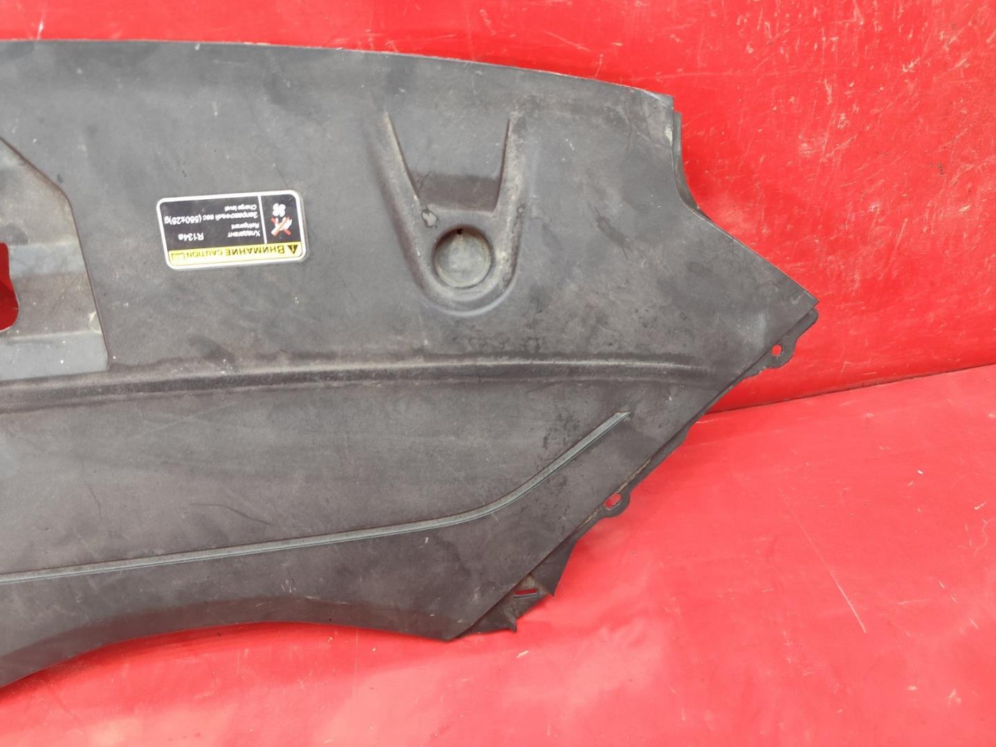 Кожух замка капота