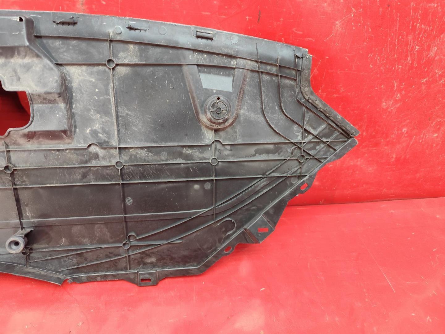 Кожух замка капота