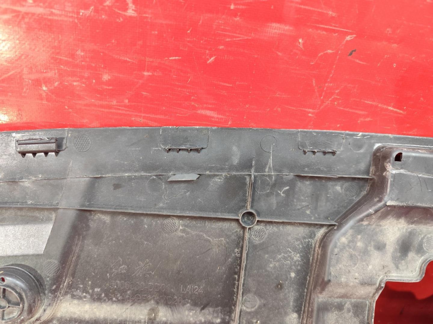 Кожух замка капота