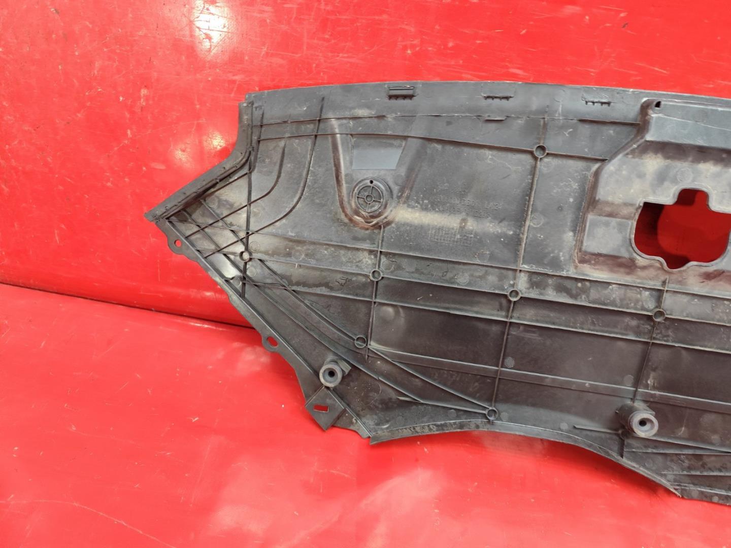 Кожух замка капота