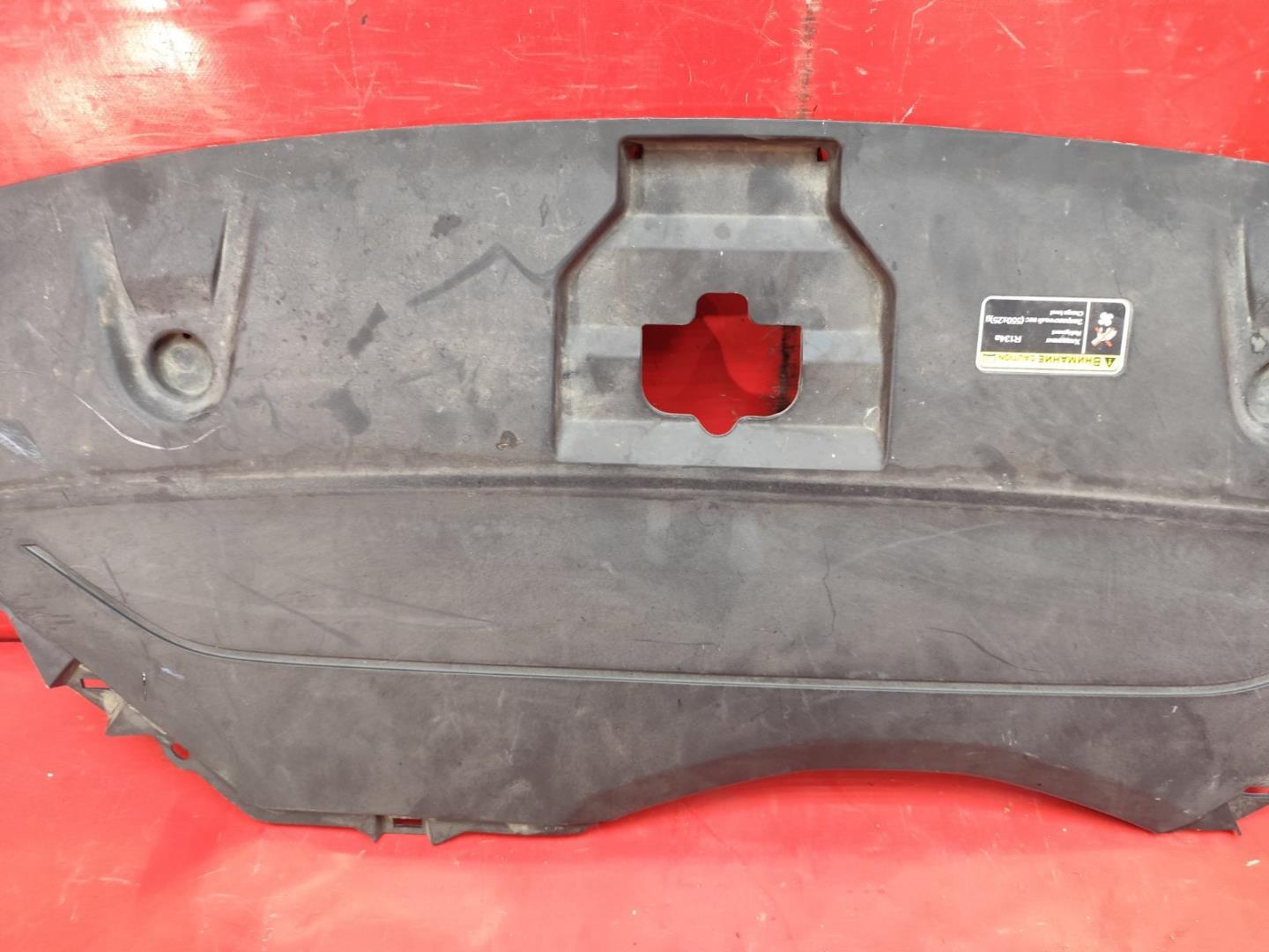 Кожух замка капота