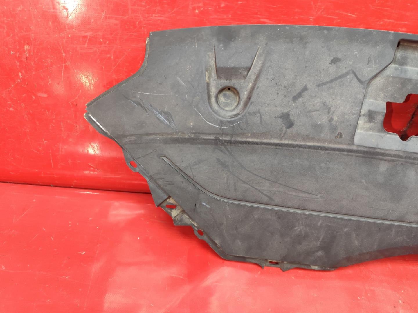 Кожух замка капота