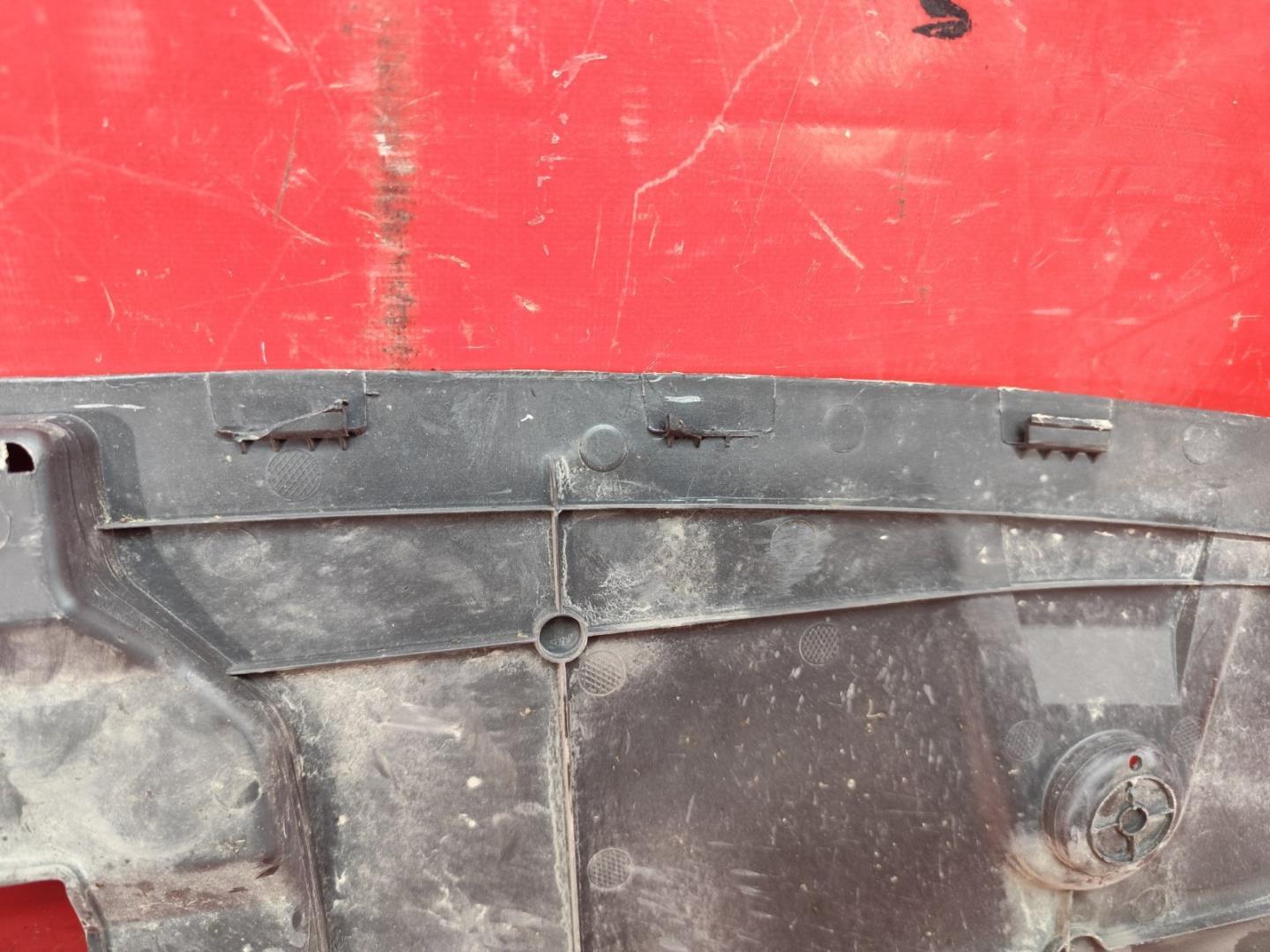 Кожух замка капота