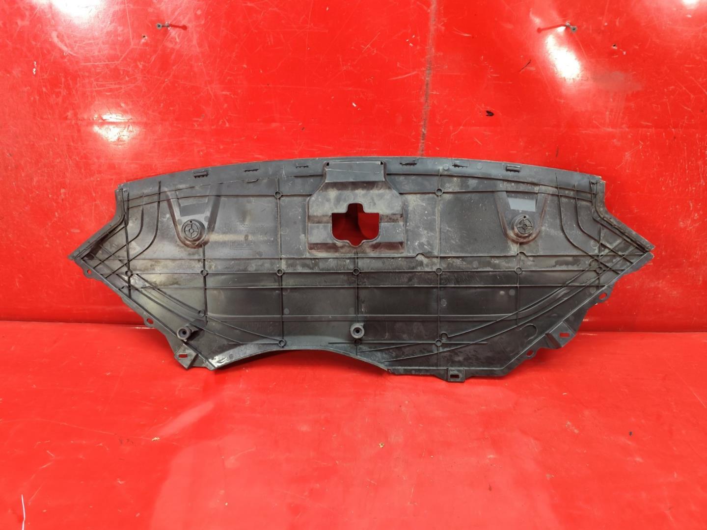 Кожух замка капота