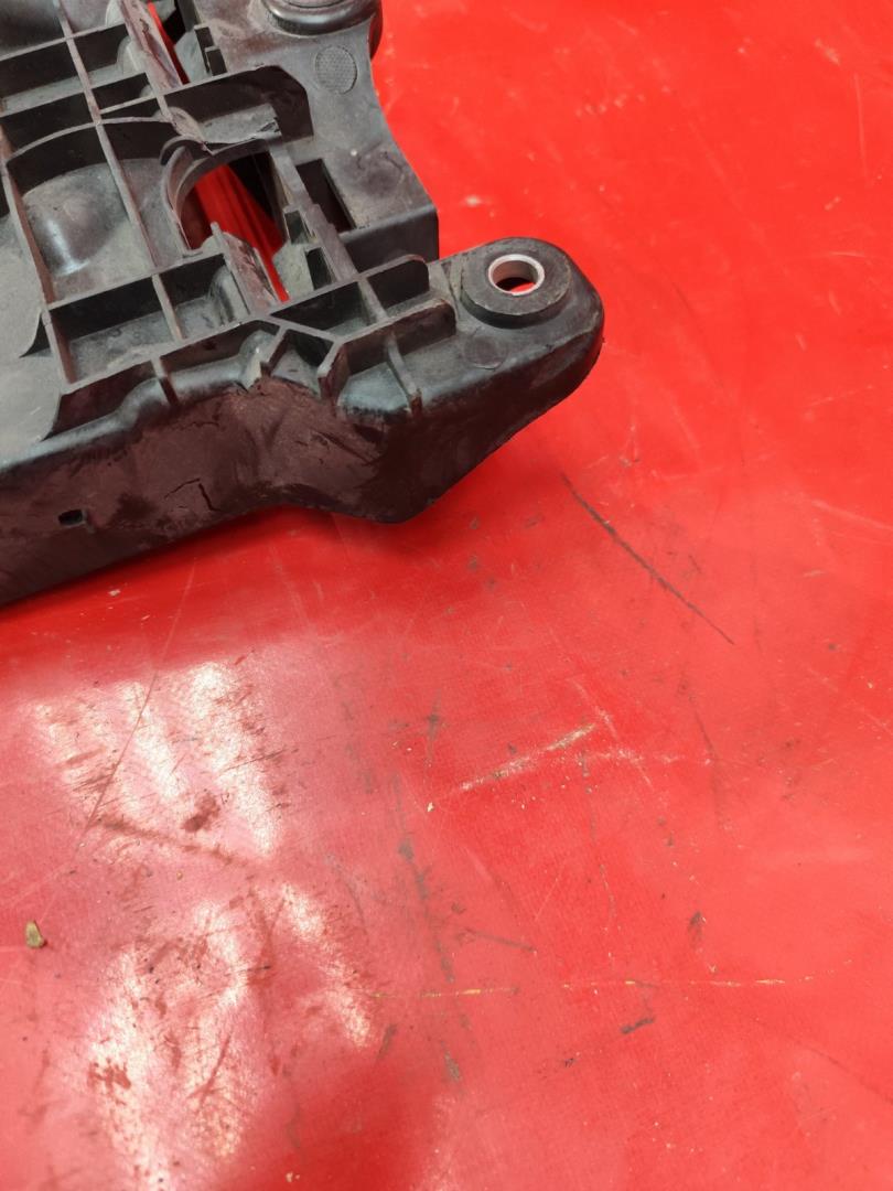 Площадка под аккумулятор (АКБ)