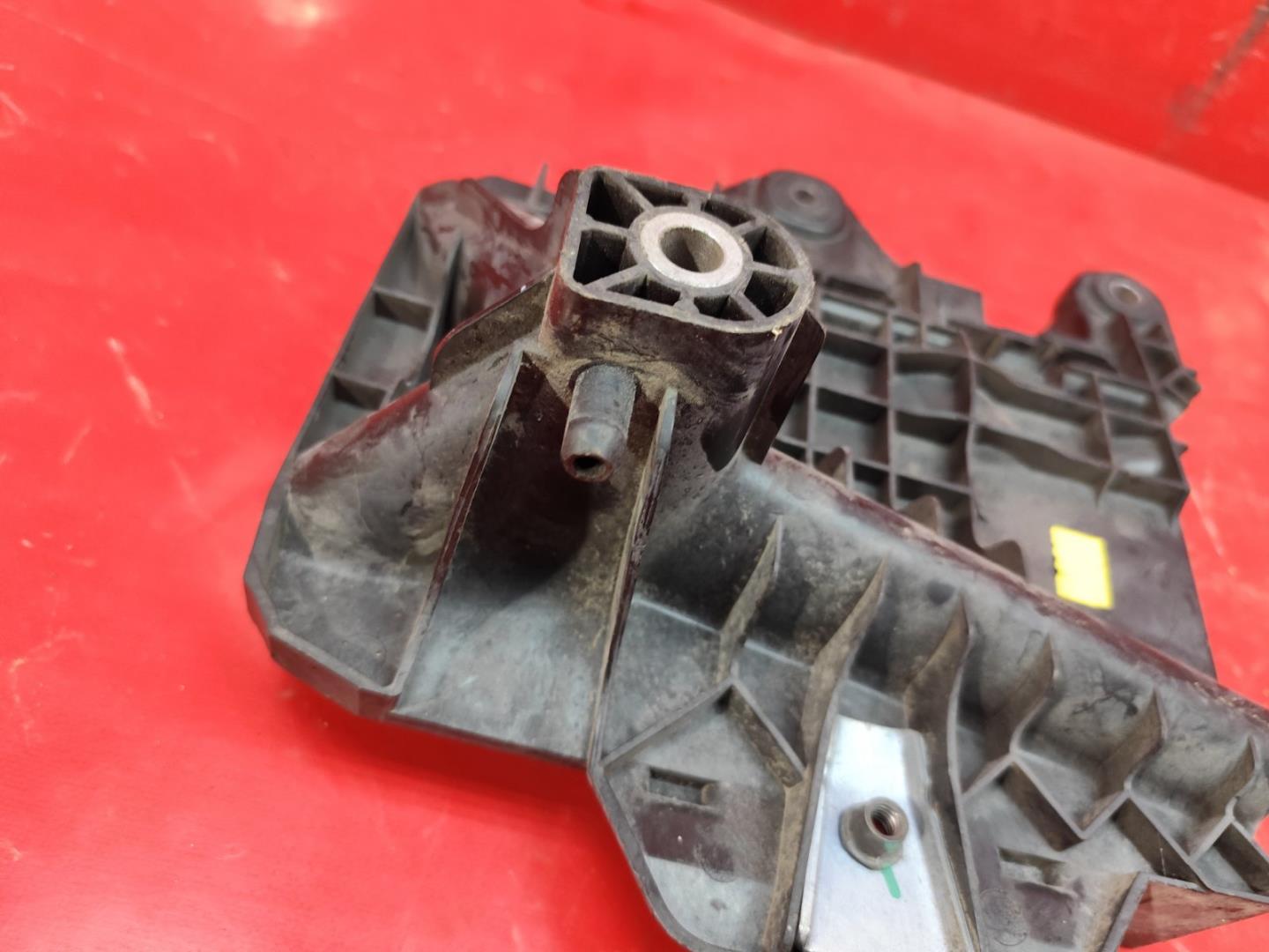 Площадка под аккумулятор (АКБ)