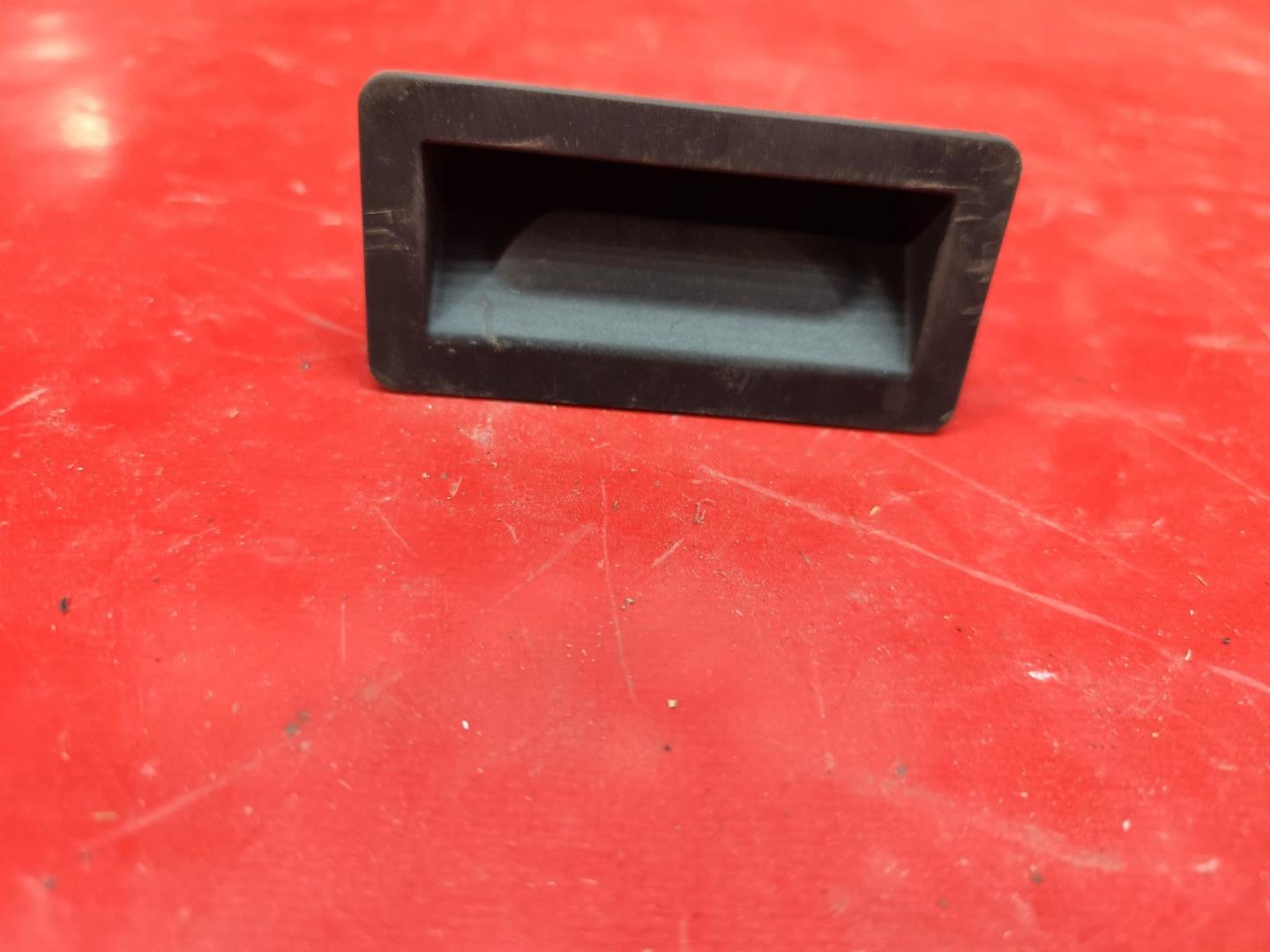 Кнопка открывания багажника