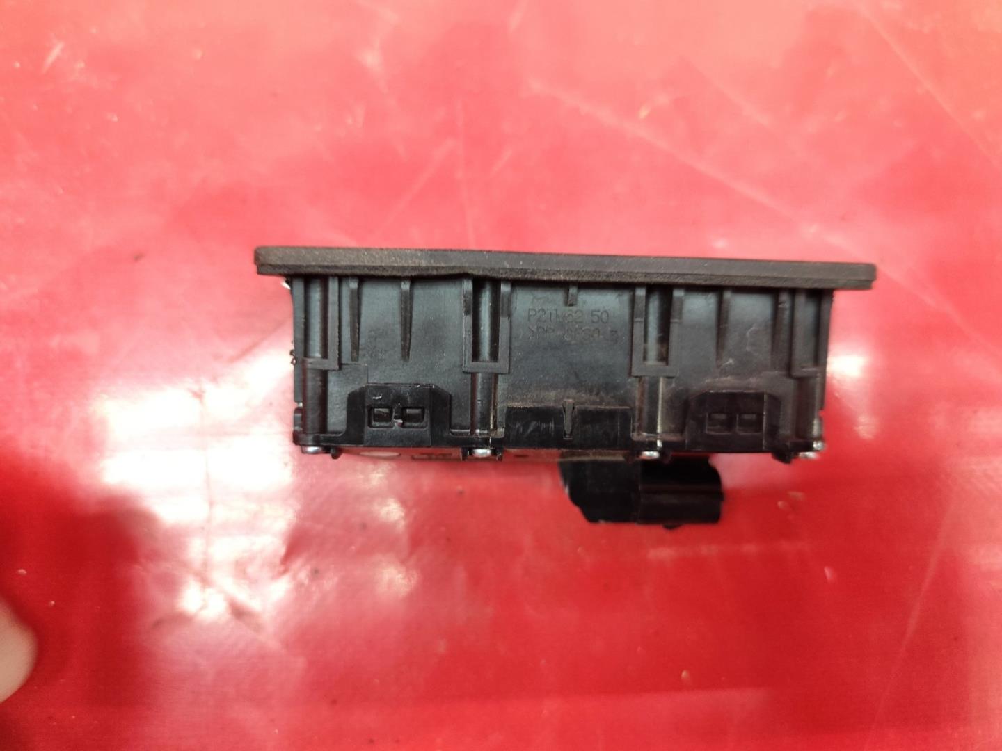 Кнопка открывания багажника