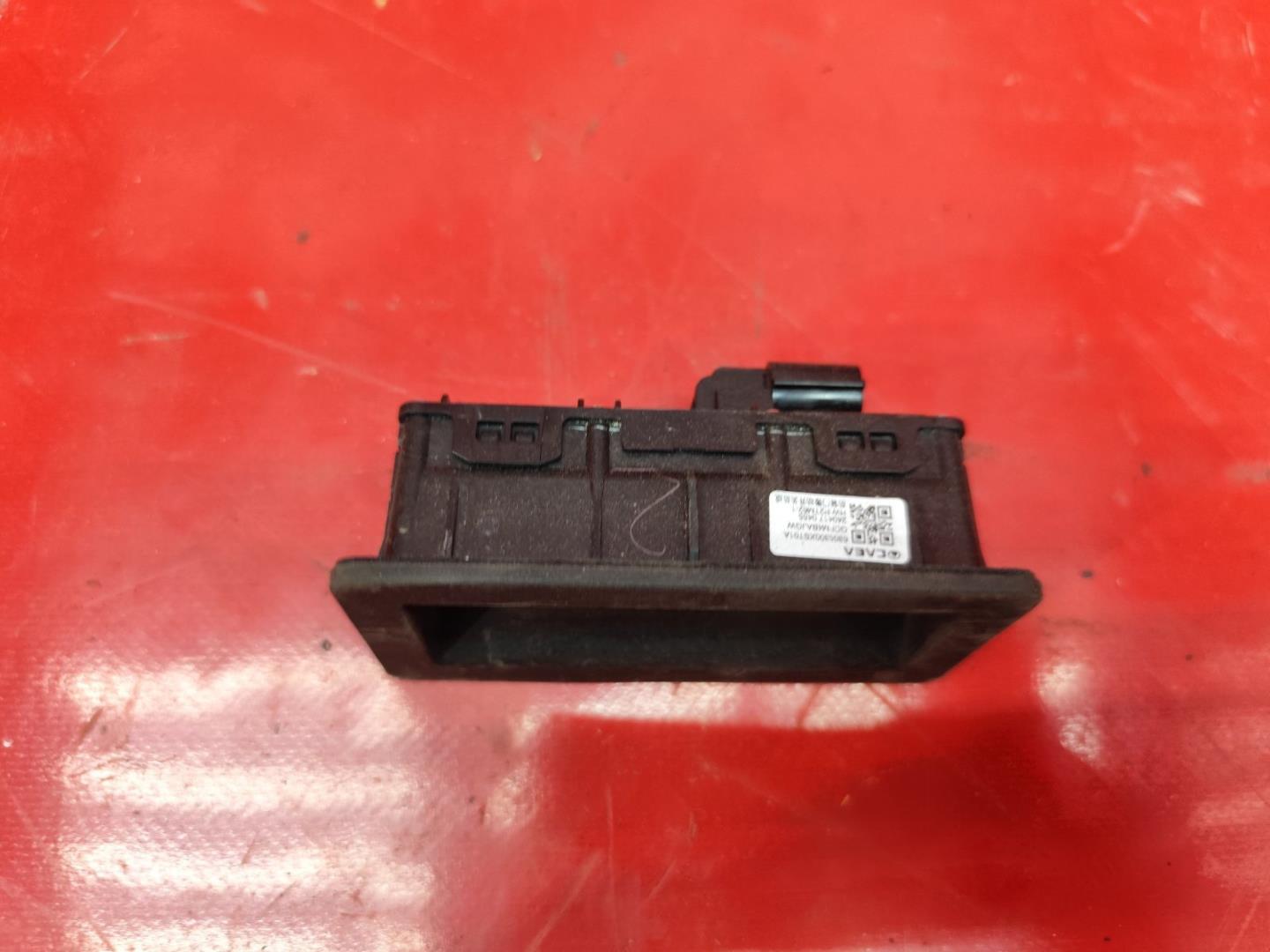 Кнопка открывания багажника