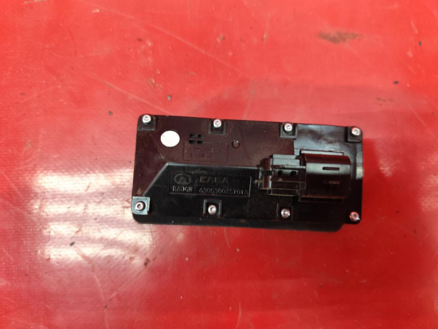 Кнопка открывания багажника