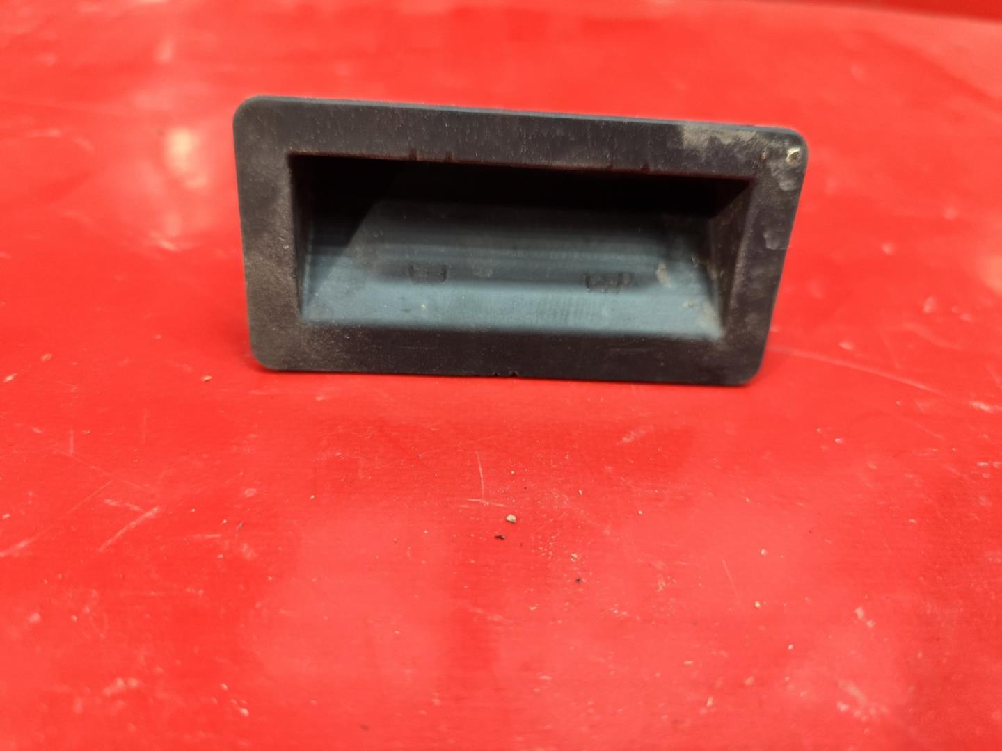 Кнопка открывания багажника