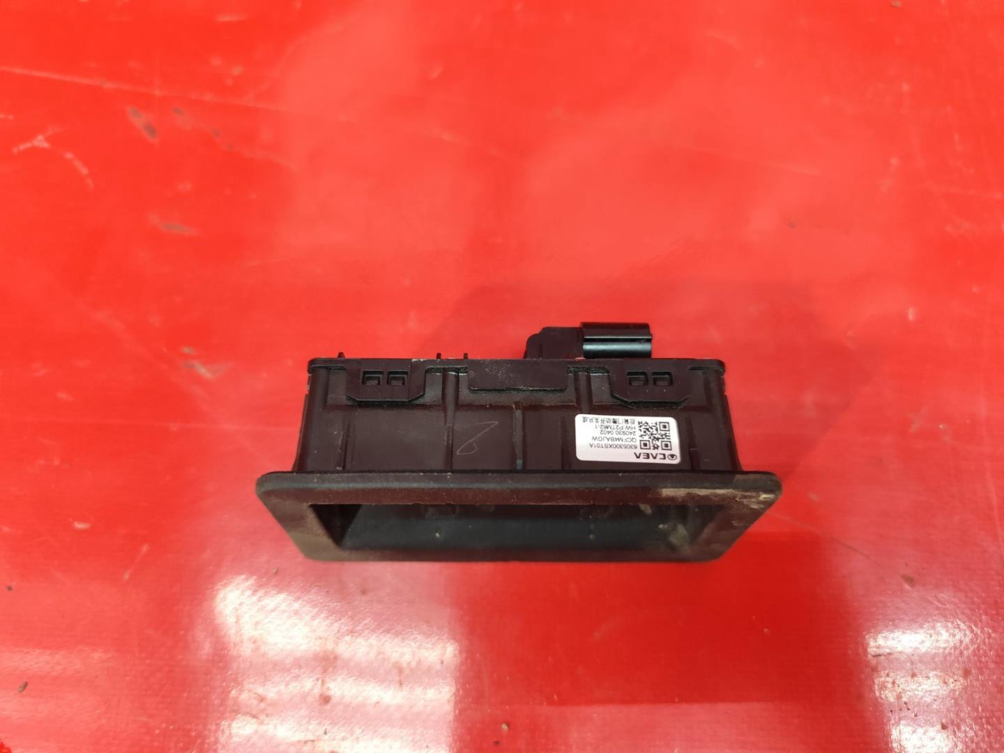 Кнопка открывания багажника