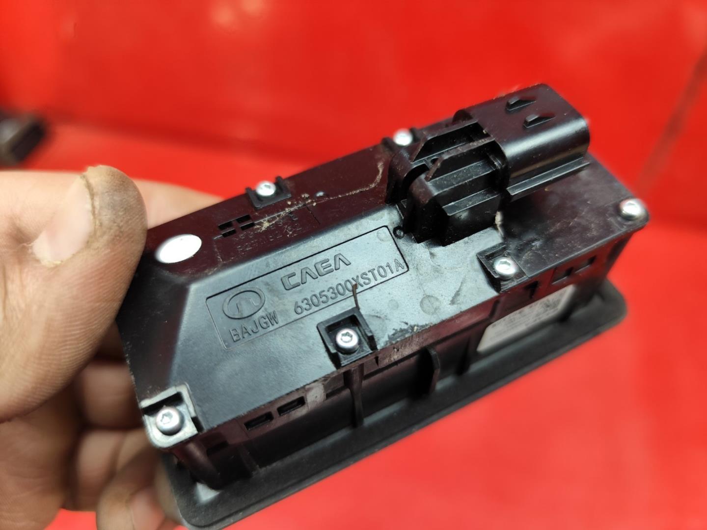 Кнопка открывания багажника