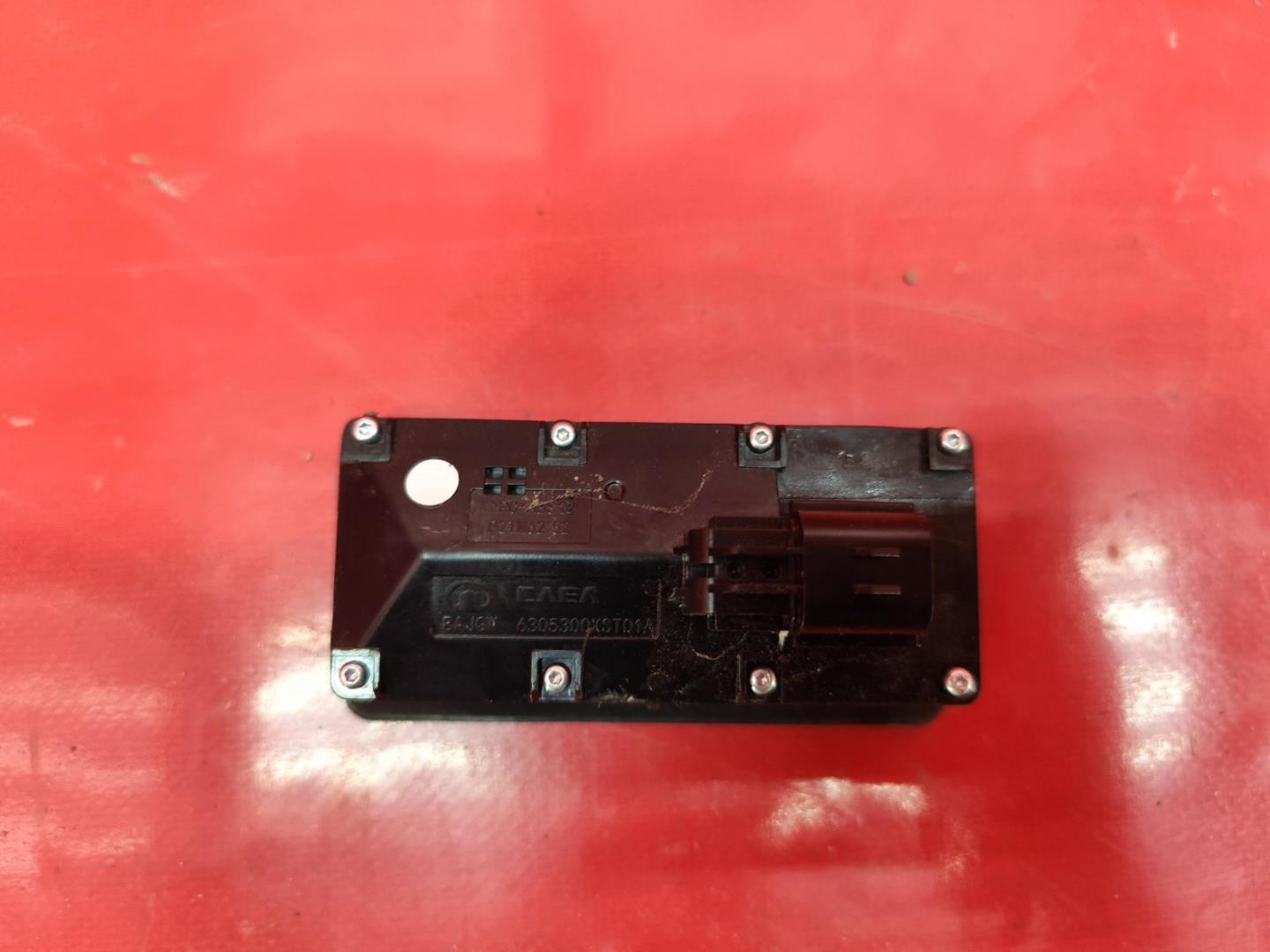 Кнопка открывания багажника