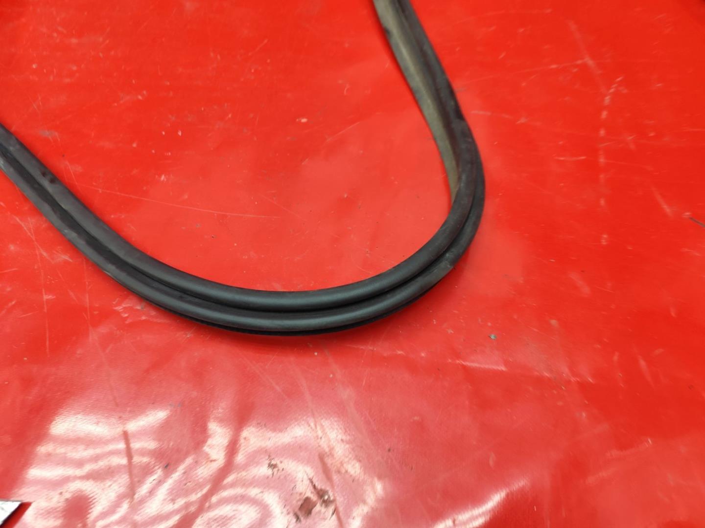 Уплотнитель багажника