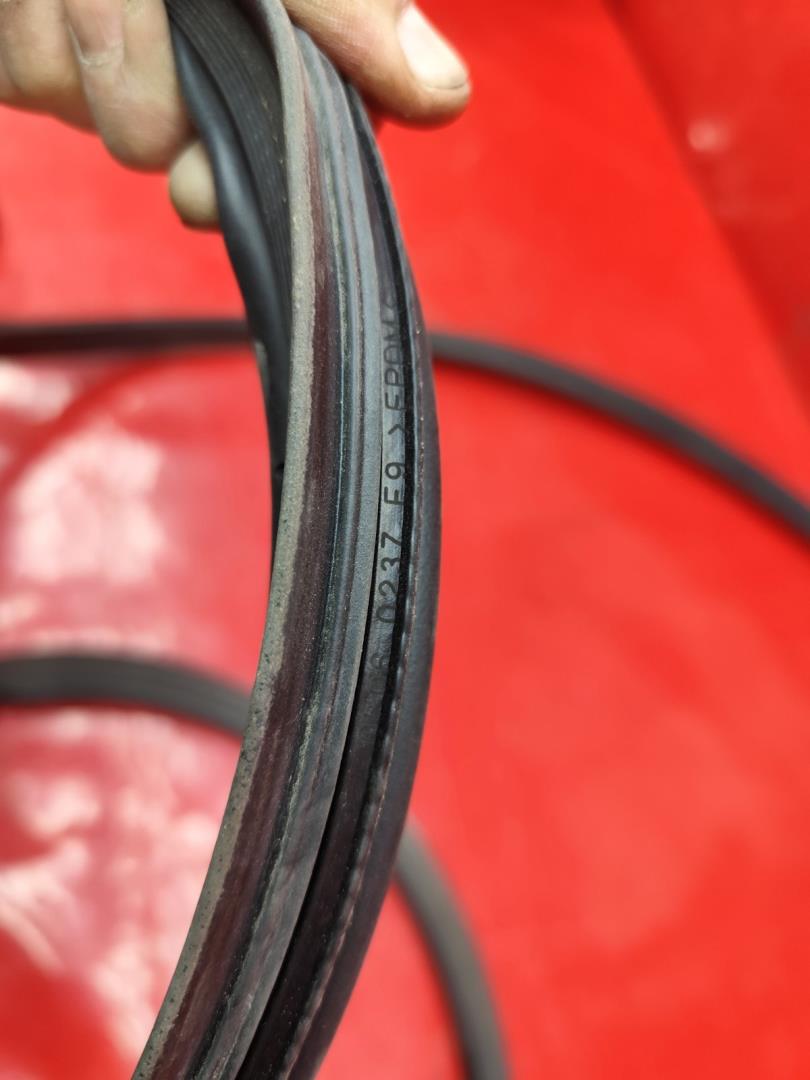 Уплотнитель багажника