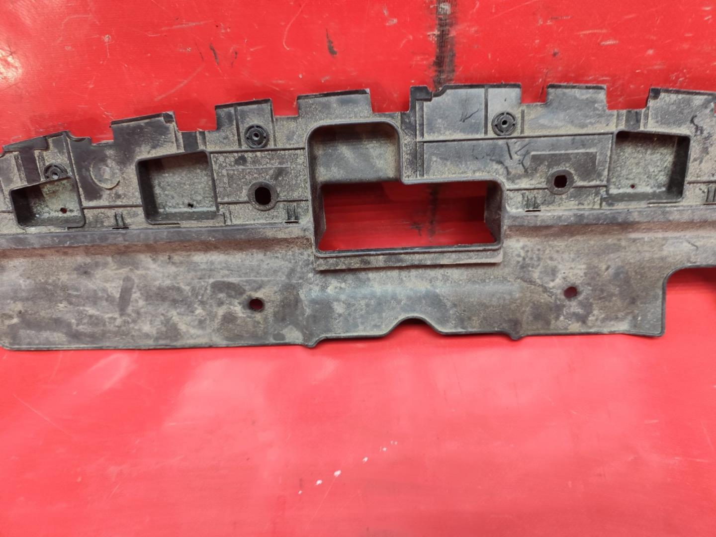 Кожух замка капота