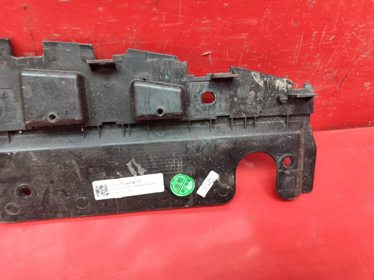 Кожух замка капота