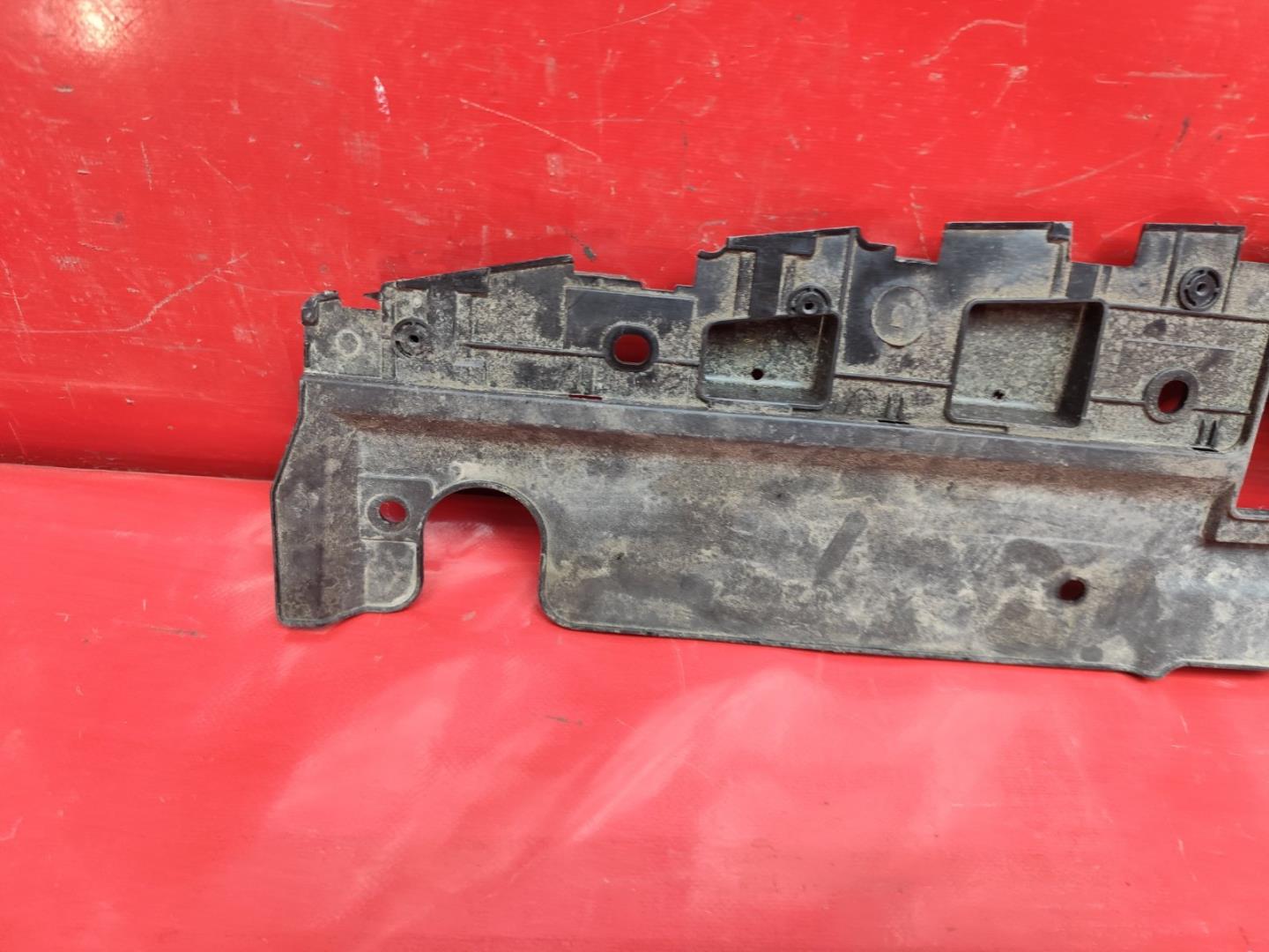 Кожух замка капота