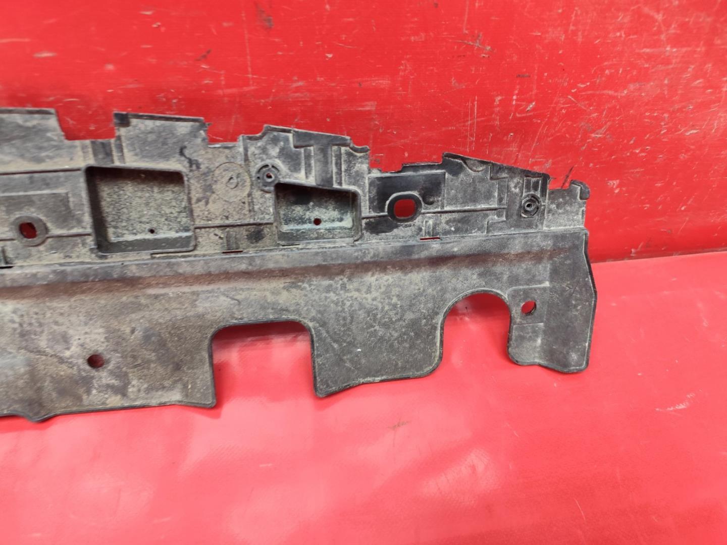 Кожух замка капота