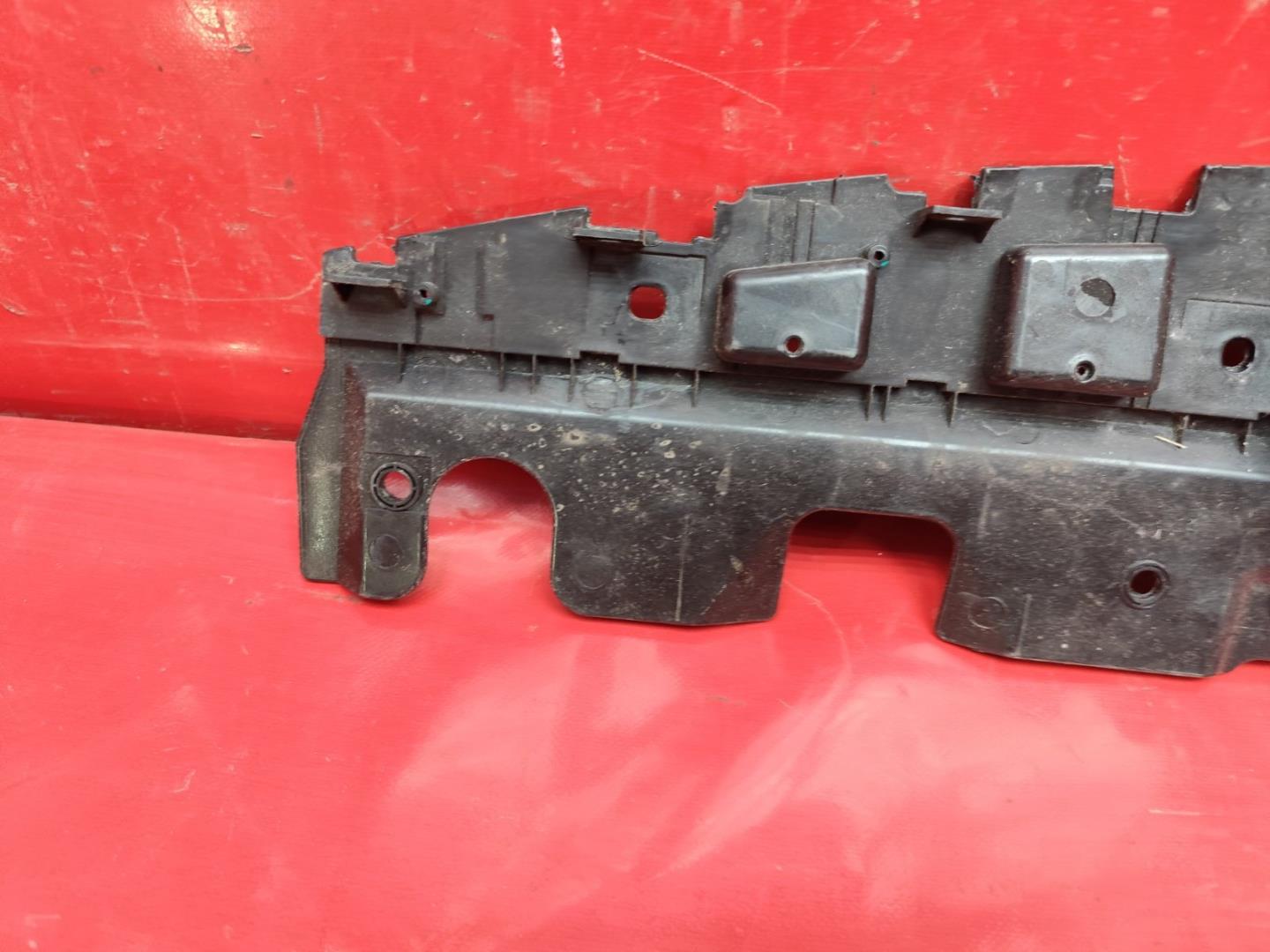 Кожух замка капота