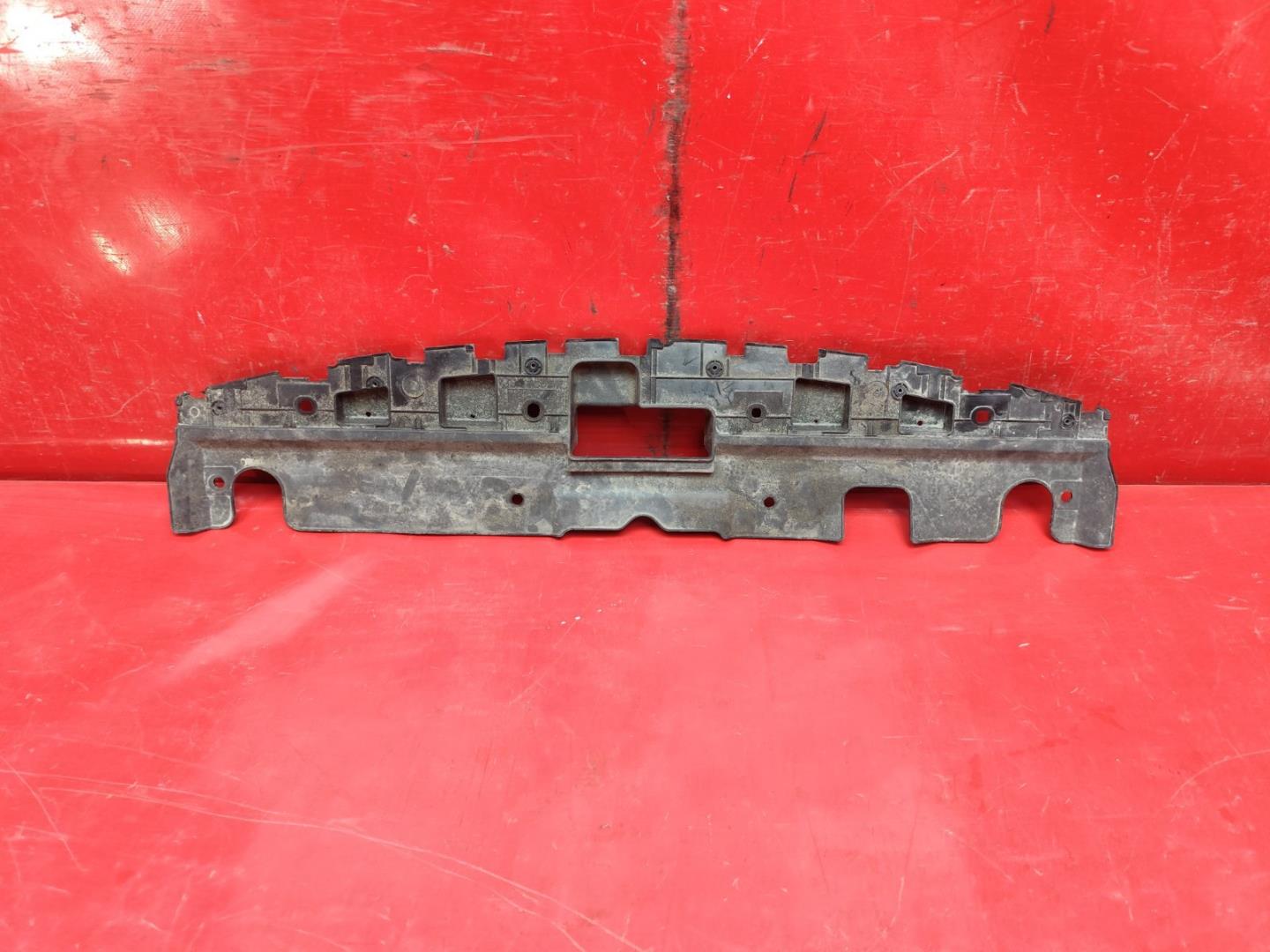 Кожух замка капота