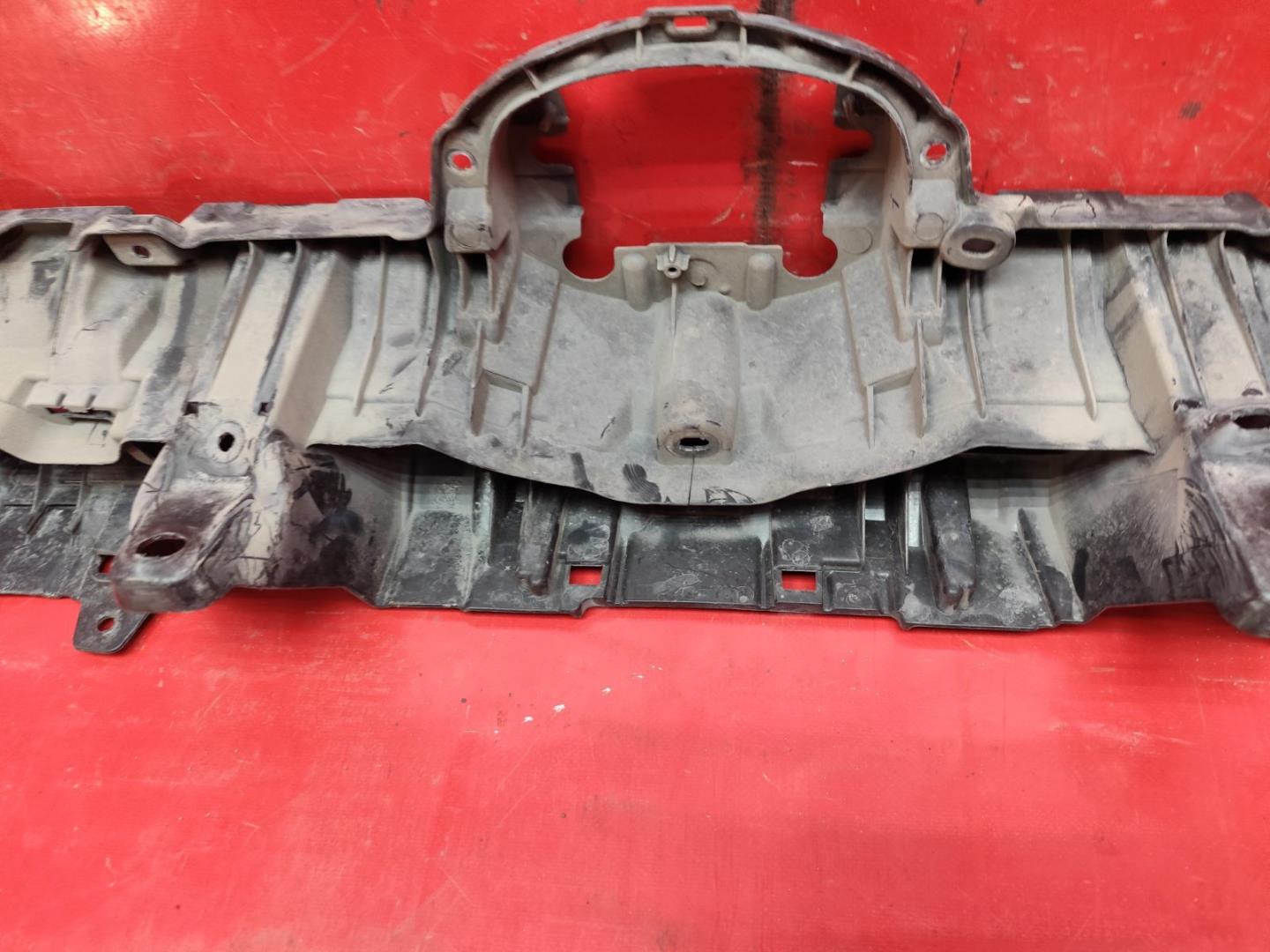 Кронштейн решетки радиатора