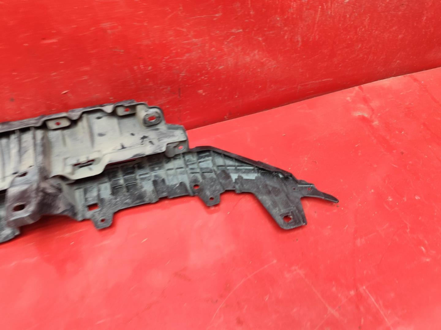 Кронштейн решетки радиатора