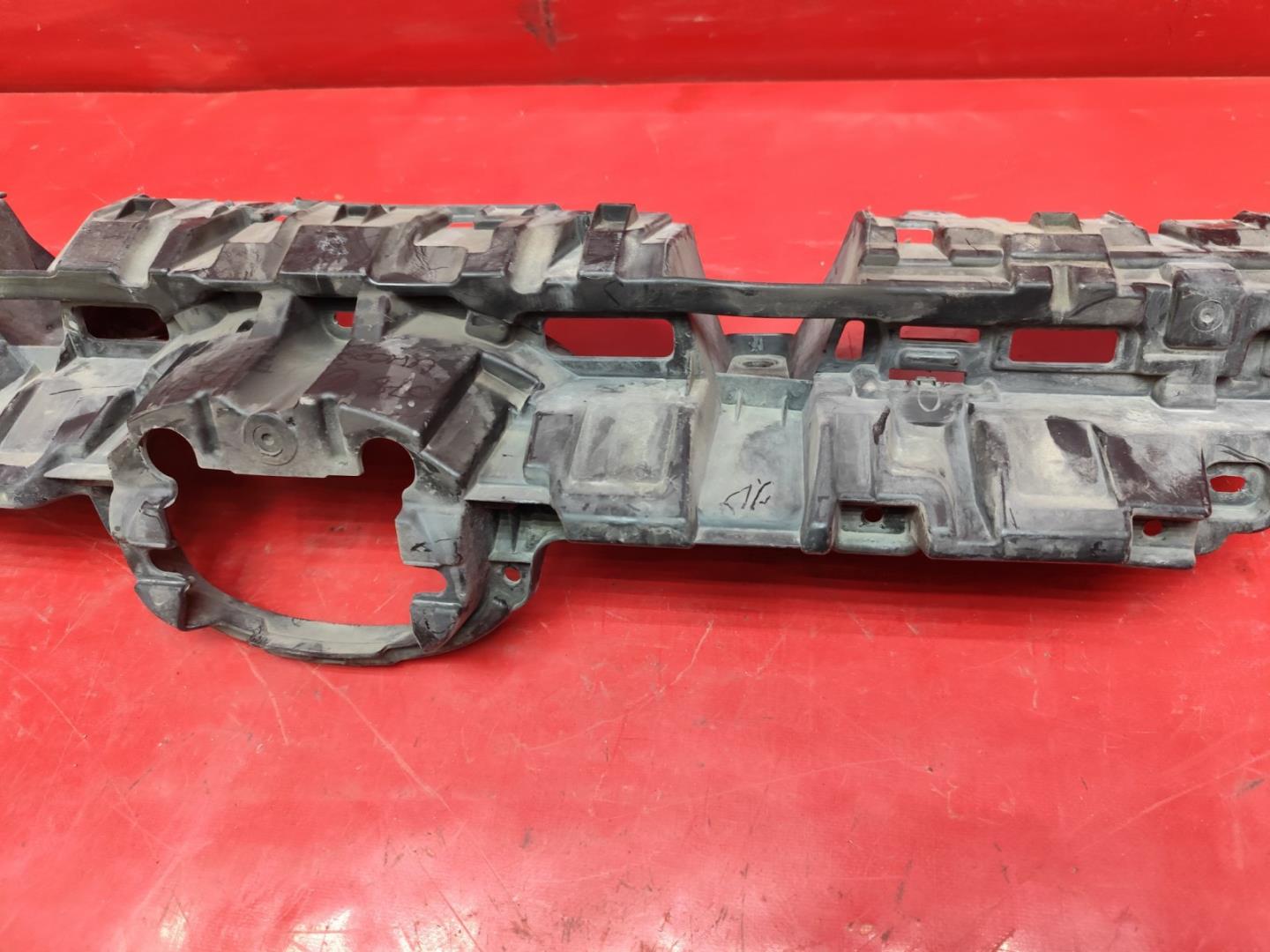 Кронштейн решетки радиатора