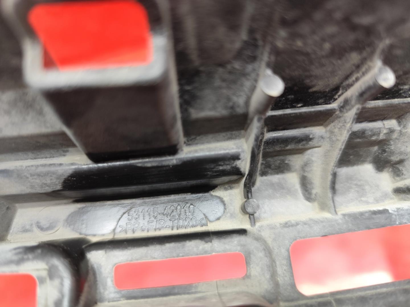 Кронштейн решетки радиатора