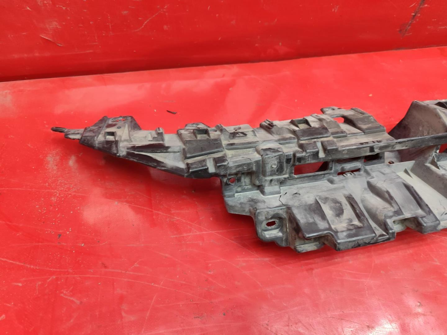 Кронштейн решетки радиатора