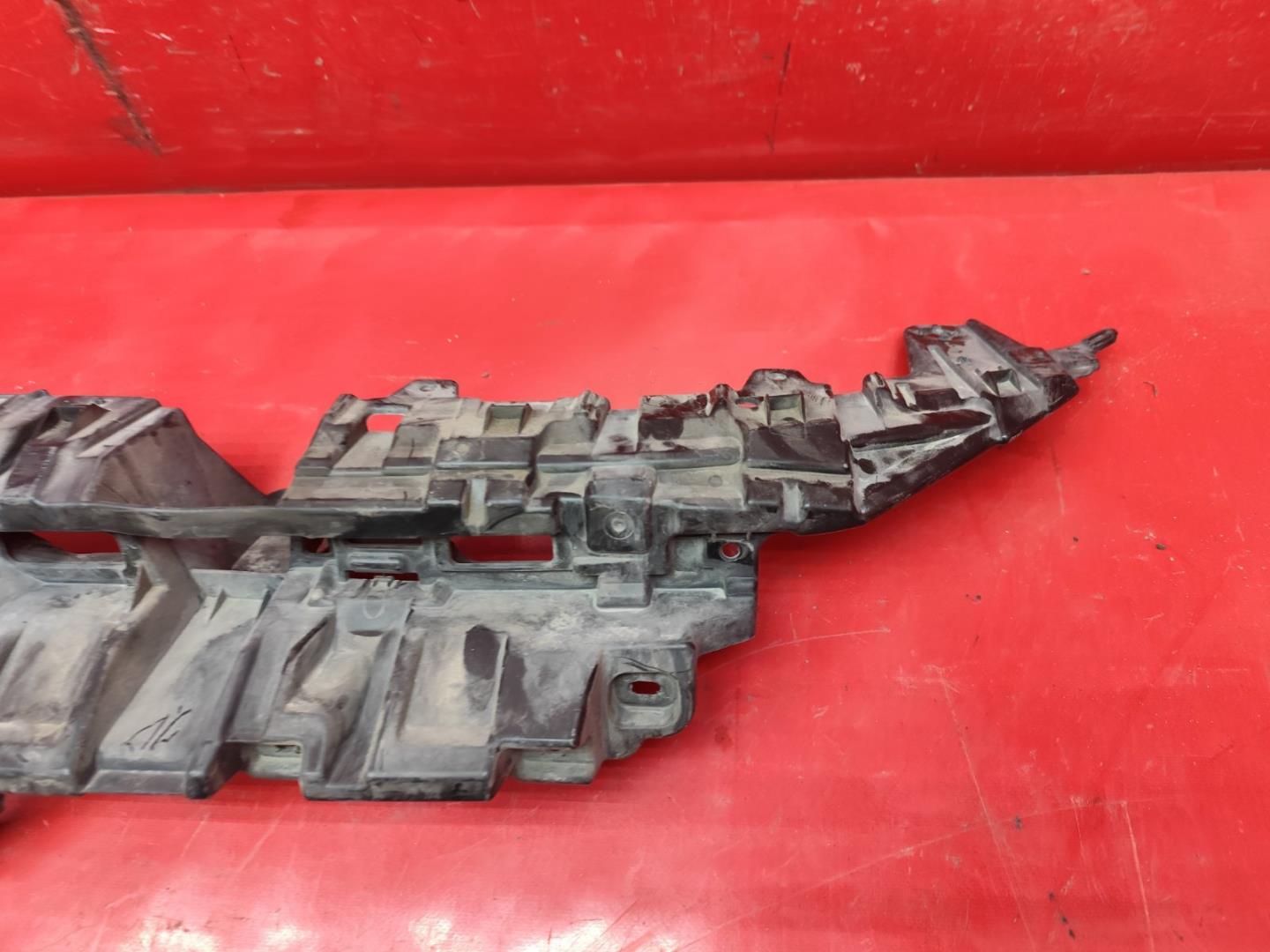 Кронштейн решетки радиатора