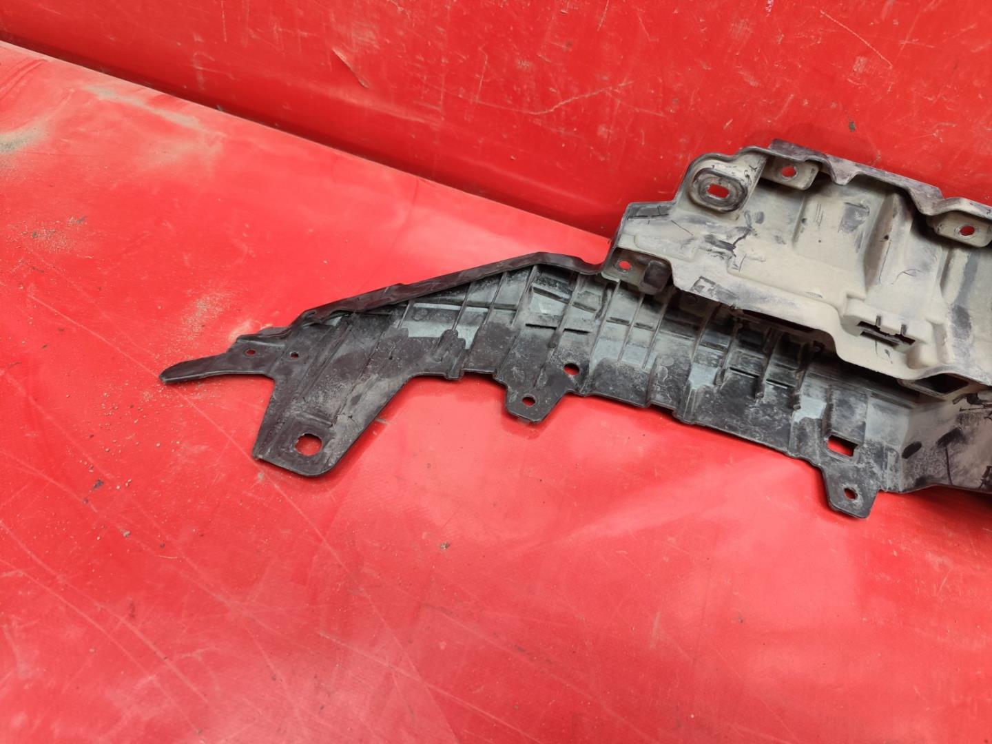 Кронштейн решетки радиатора