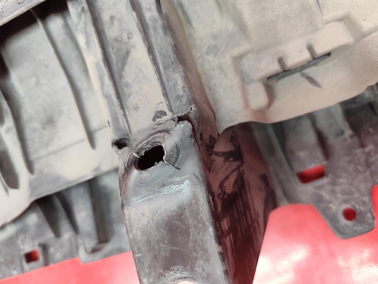 Кронштейн решетки радиатора