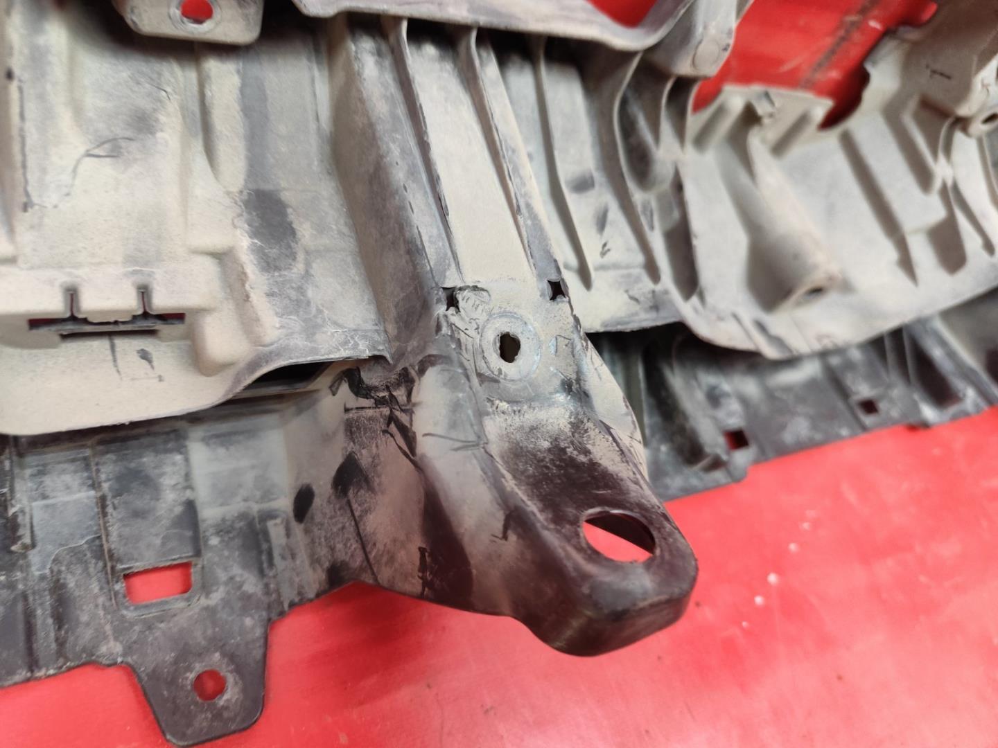 Кронштейн решетки радиатора