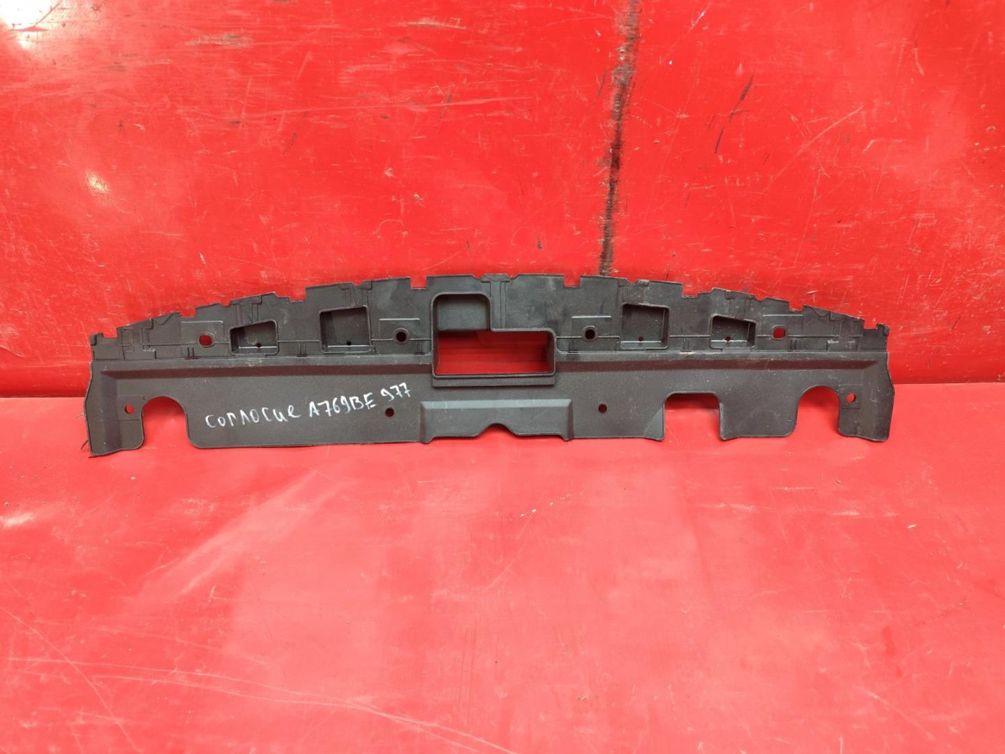 Кожух замка капота