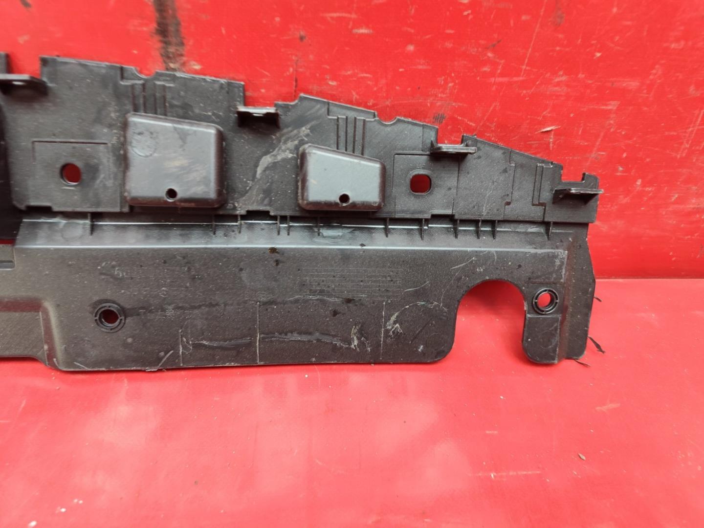 Кожух замка капота