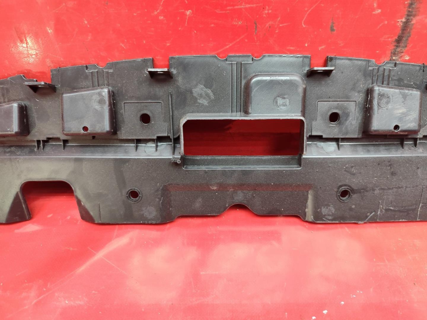 Кожух замка капота