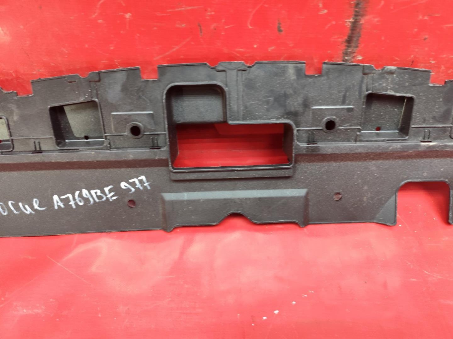 Кожух замка капота