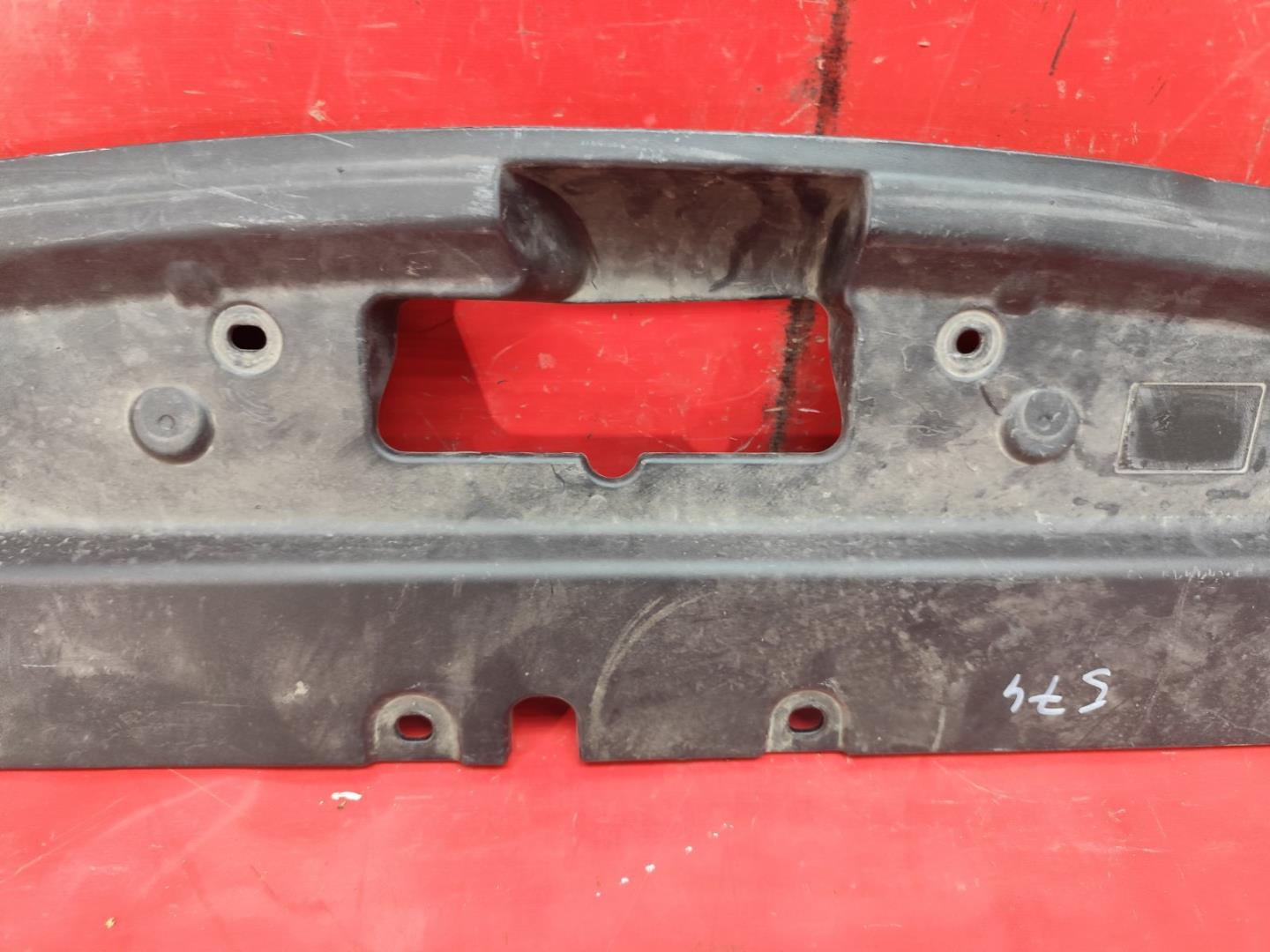 Кожух замка капота