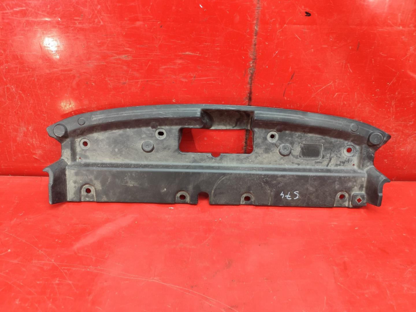 Кожух замка капота