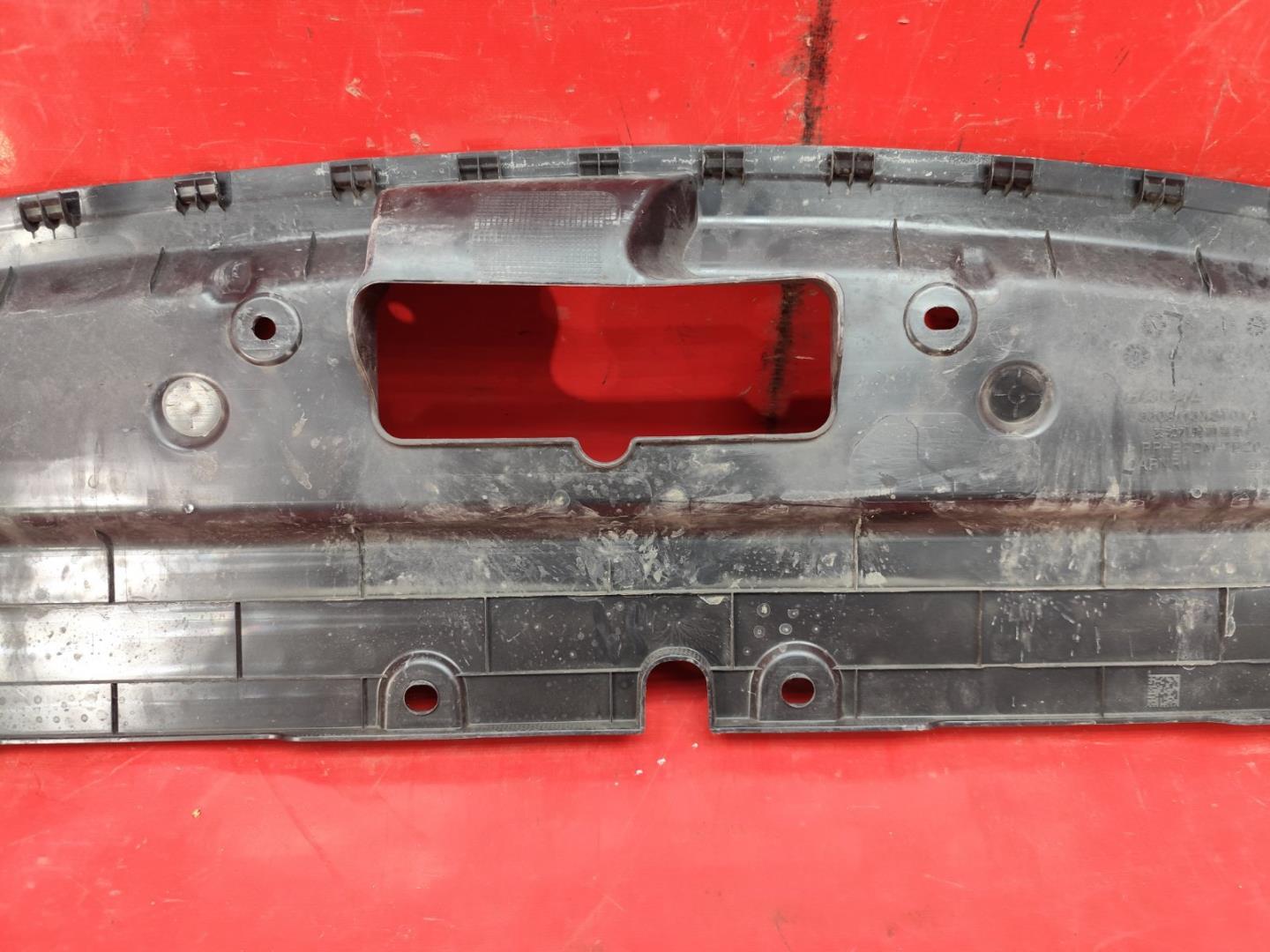 Кожух замка капота