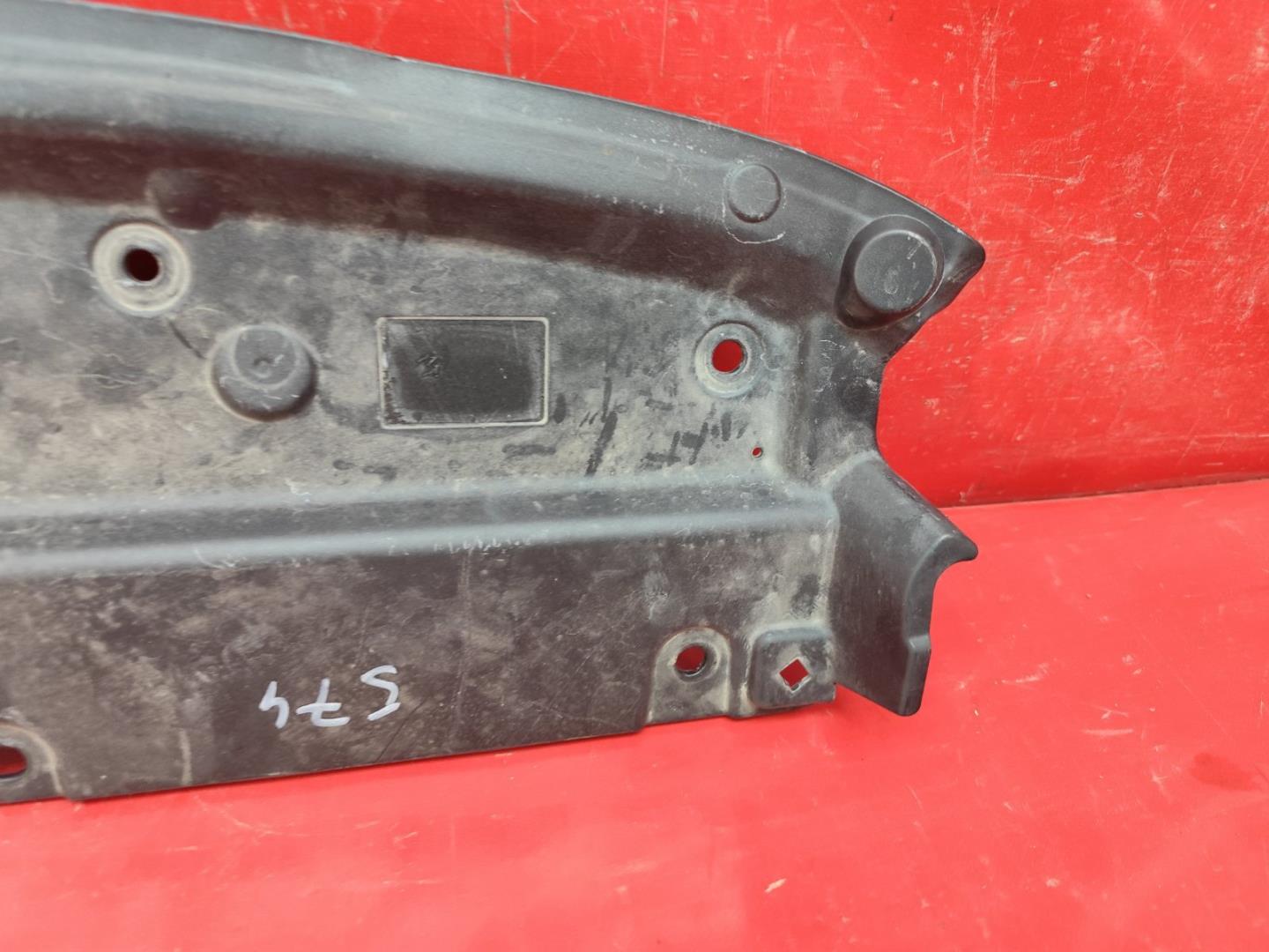 Кожух замка капота