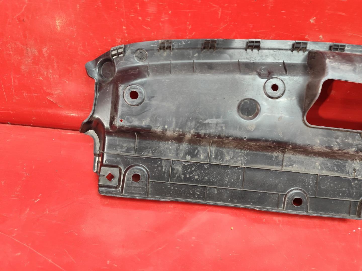 Кожух замка капота